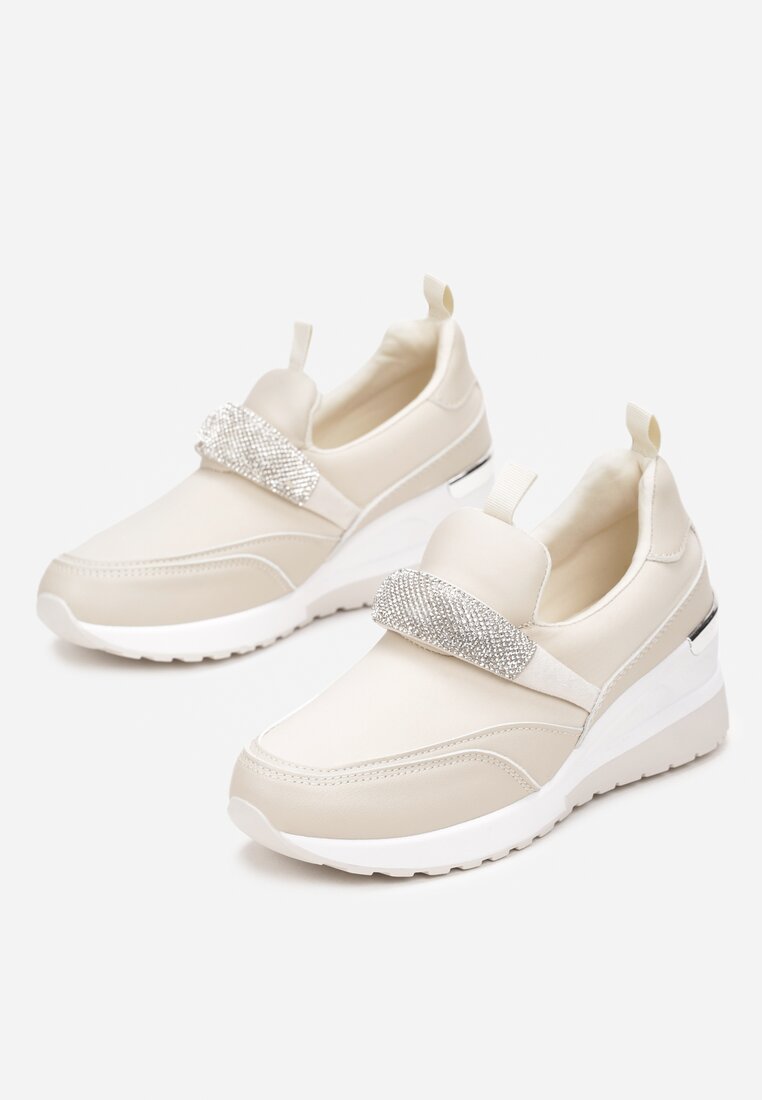 Sneakerși bej înălțați cu platformă joasă și baretă decorativă Amisia