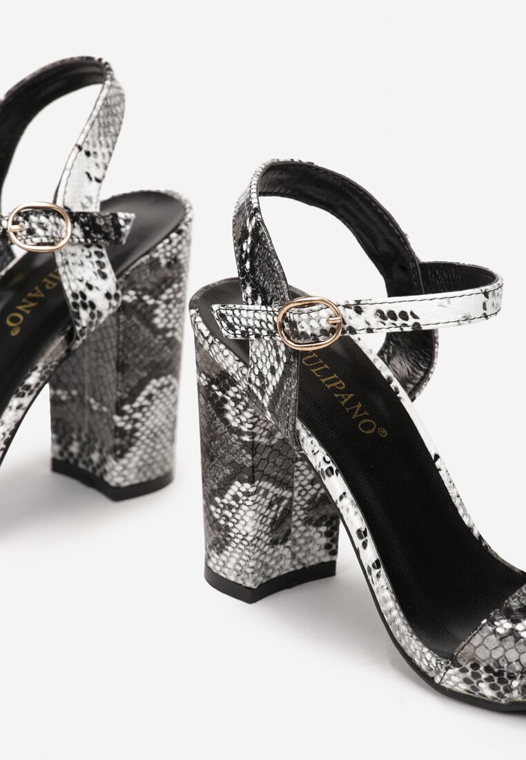 Czarne Sandały w Wężowy Wzór na Słupku Arlowe