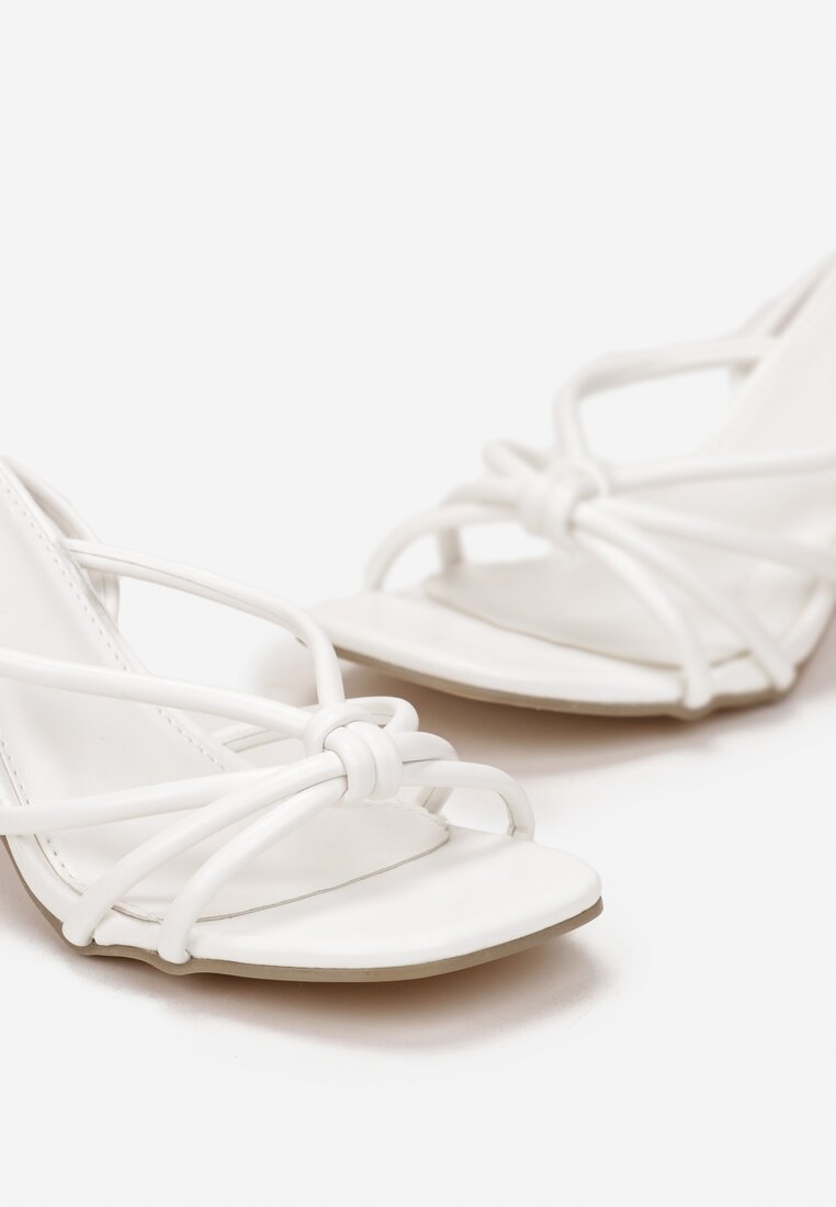 Białe Eleganckie Sandały na Niskiej Szpilce ze Sprzączką Seletria