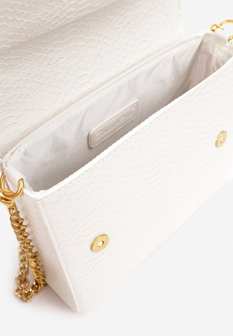Biała Torebka Kuferek z Dekoracyjnym Łańcuszkiem i Tłoczeniem Skóry Węża Alival