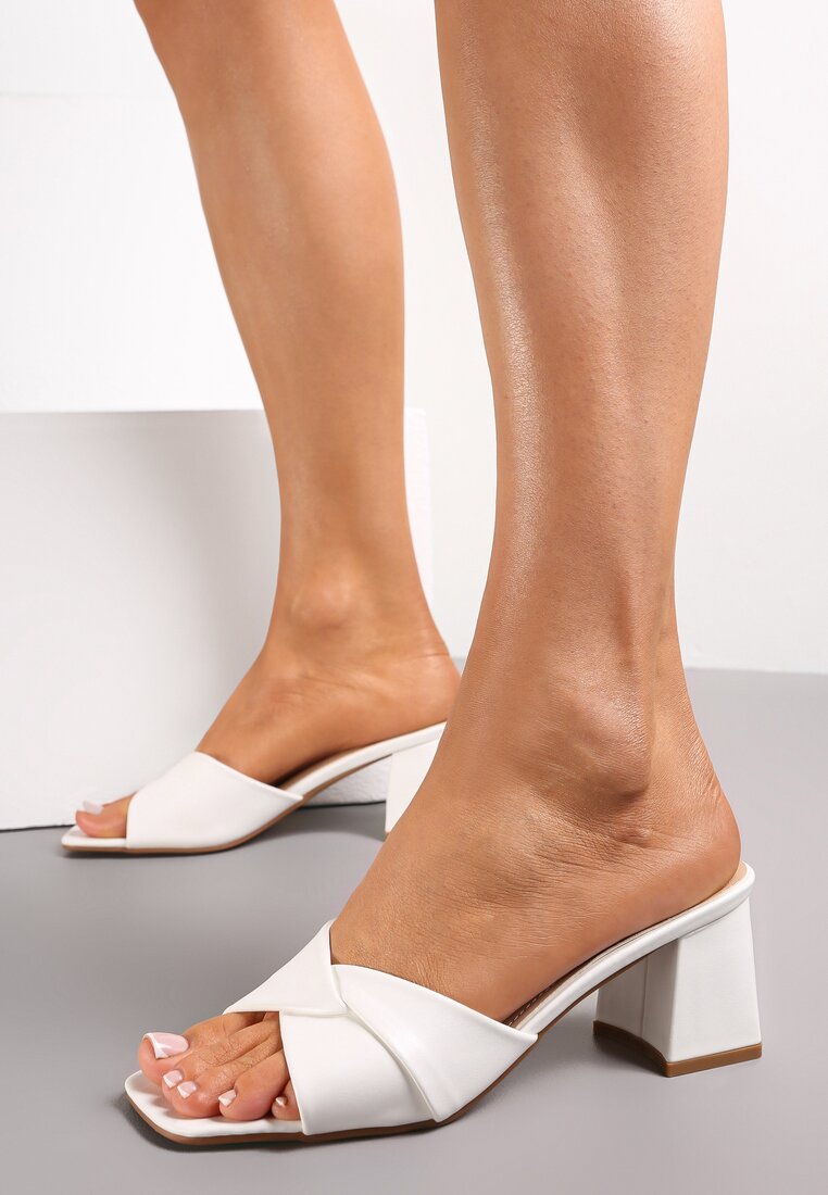 Białe Klapki z Kwadratowym Noskiem na Słupku Casilia