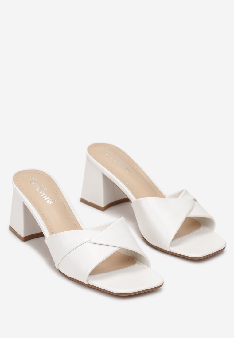 Białe Klapki z Kwadratowym Noskiem na Słupku Casilia