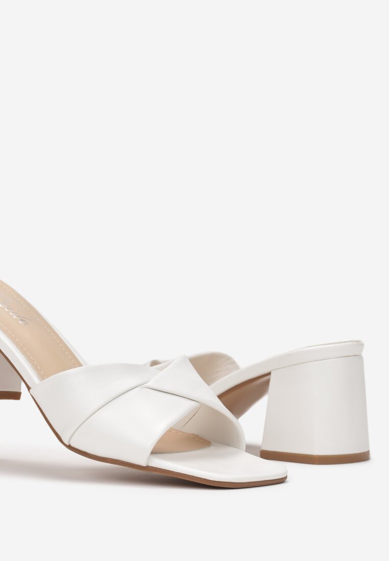 Białe Klapki z Kwadratowym Noskiem na Słupku Casilia