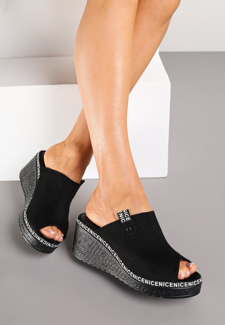 Czarne Klapki na Koturnie z Perforacją i Otwartym Noskiem Averle