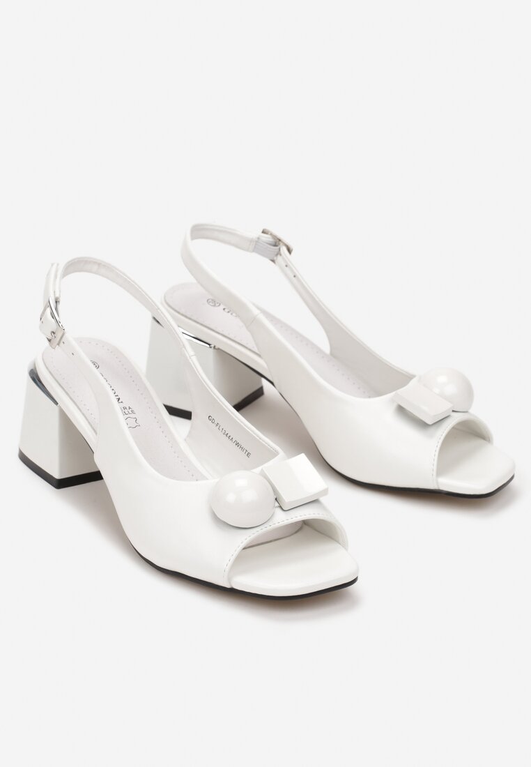 Białe Sandały na Słupku z Otwartym Noskiem i Metalową Klamerką Betties