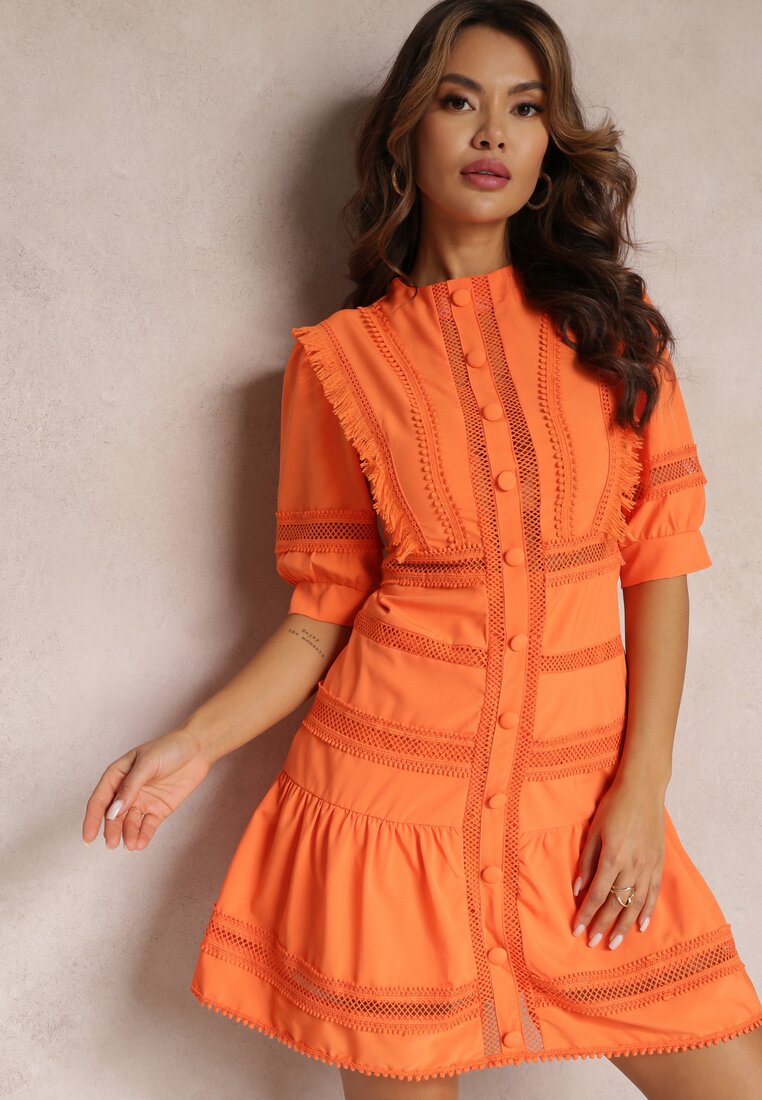 Pomarańczowa Taliowana Sukienka z Zabudowanym Dekoltem i Koronkowymi Wstawkami Locammi