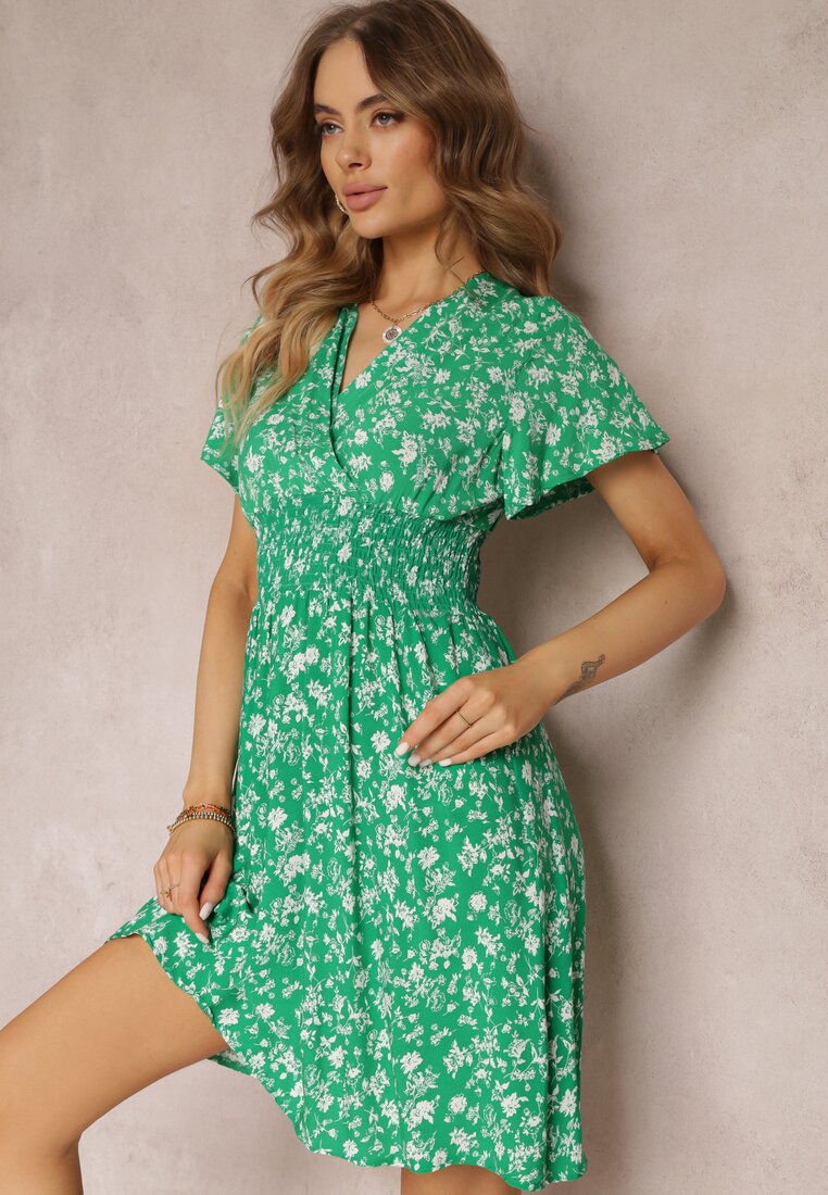Zielona Wiskozowa Sukienka Mini w Kwiaty z Gumką w Talii i Kopertową Górą Joslena