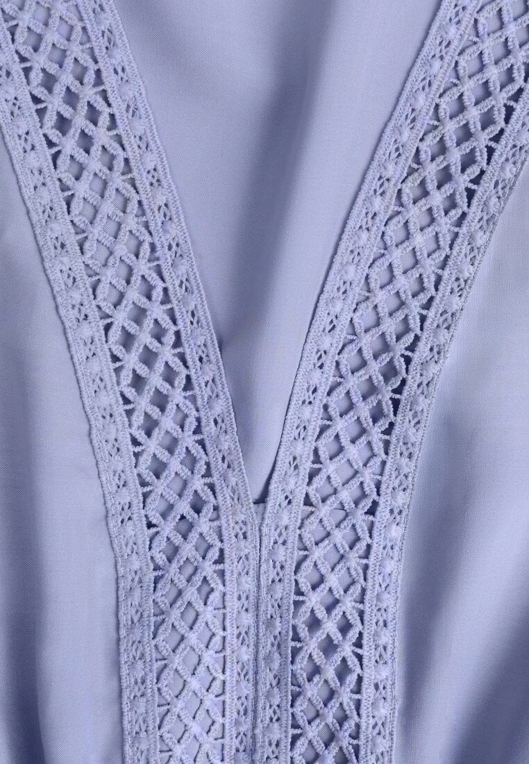 Jasnoniebieska Rozkloszowana Sukienka Maxi z Gumką w Talii i Koronkowym Dekoltem Cheteia