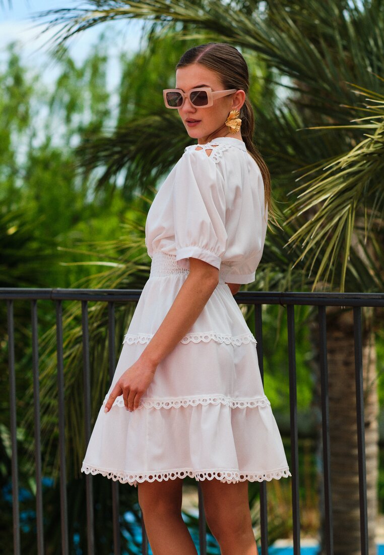 Biała Sukienka Mini z Gumkami w Talii z Krótkim Rękawem i Koronką Jelina