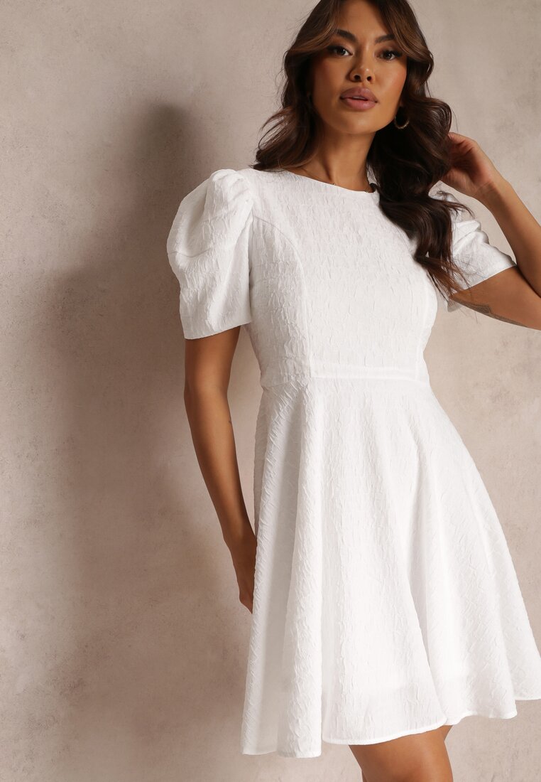 Biała Sukienka Taliowana z Krótkimi Bufiastymii Rękawami Ashika