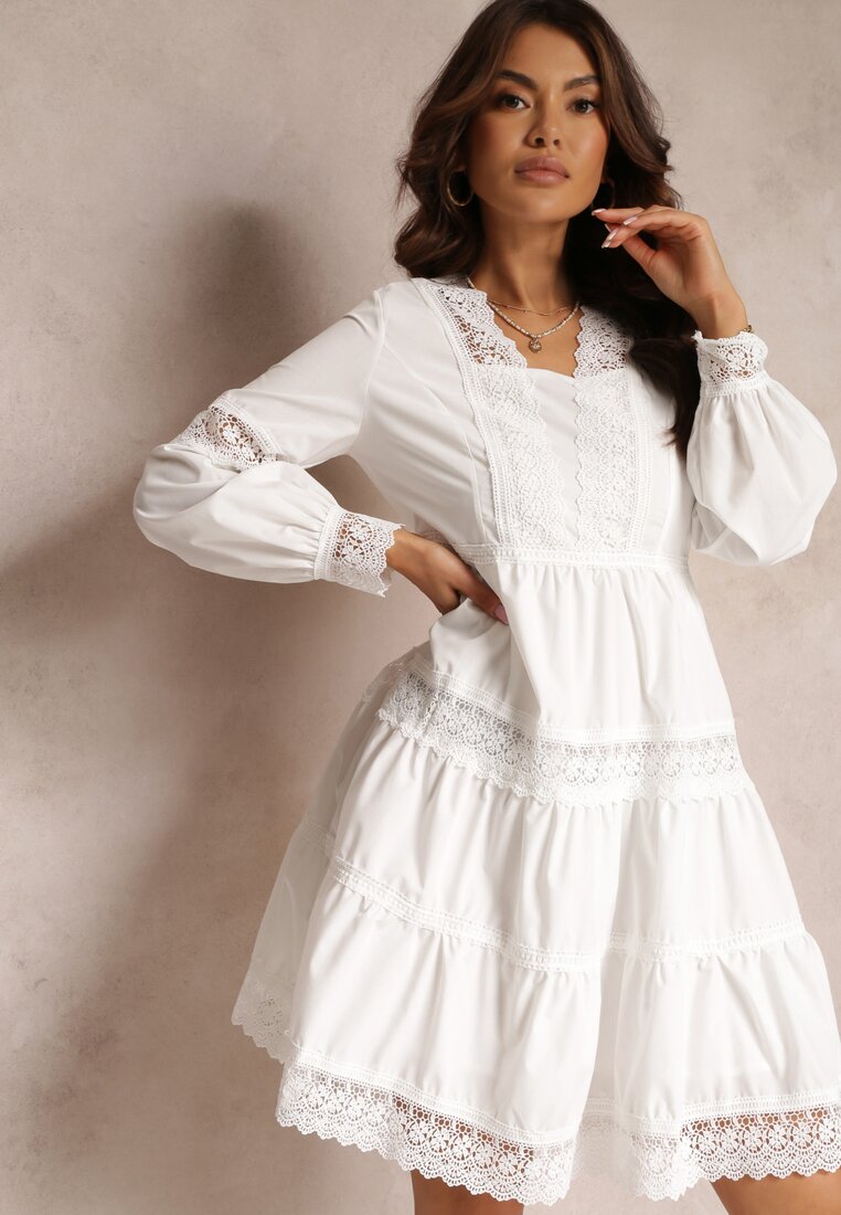Biała Rozkloszowana Sukienka Mini z Ozdobnym Dekoltem z Koronką Eudovana