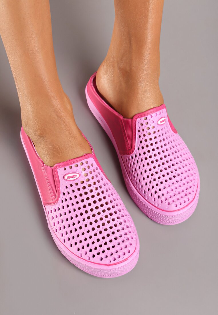 Papuci din spumă ușoară de culoare roz-fucsia, decorați cu perforații în stil sportiv Inidia