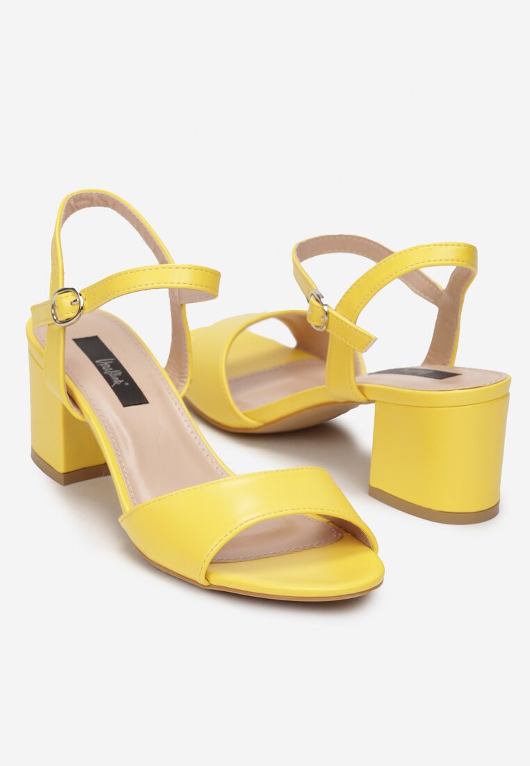 Żółte Sandały na Niskim Słupku z Otwartym Noskiem Jedraias