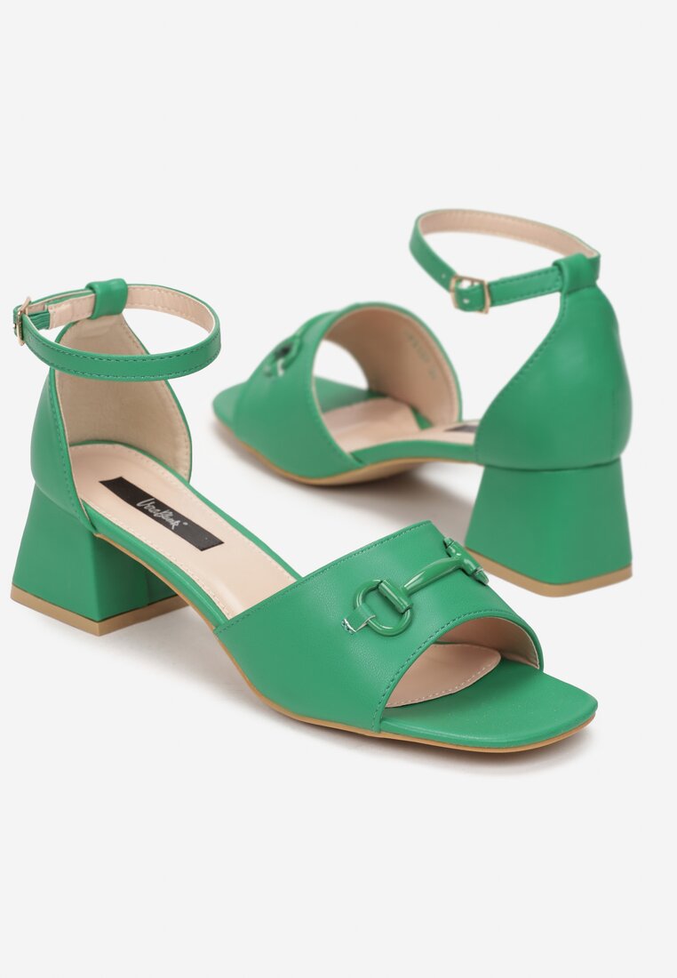 Zielone Sandały z Klamerką i Kwadratowym Noskiem na Niskim Słupku Sonass