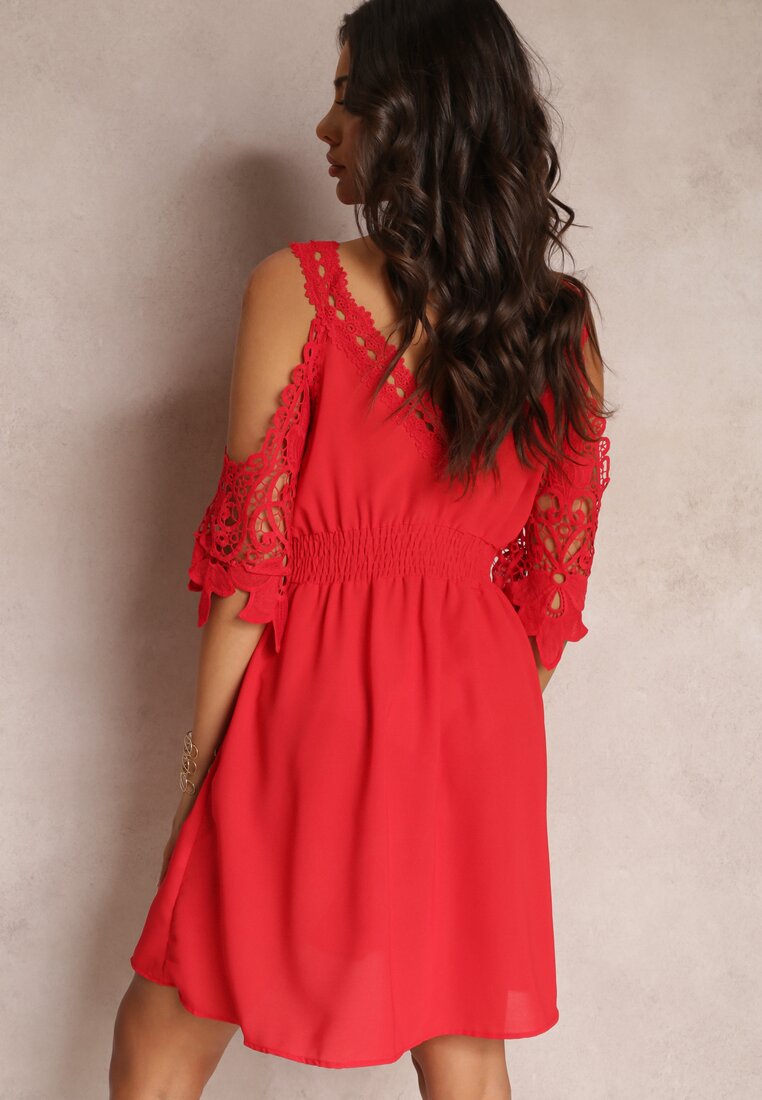 Czerwona Rozkloszowana Sukienka Mini z Gumką w Talii i Hiszpańskimi Rękawami z Koronką Carolta