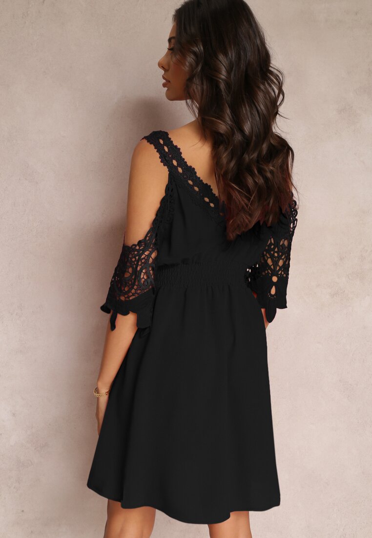 Rochie Neagră Cloș Mini cu Elastic în Talie și Mâneci Spaniole cu Dantelă Carolta