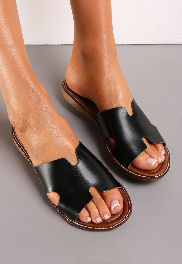 Czarne Klapki ze Skóry Naturalnej i Wycięciami Terenia