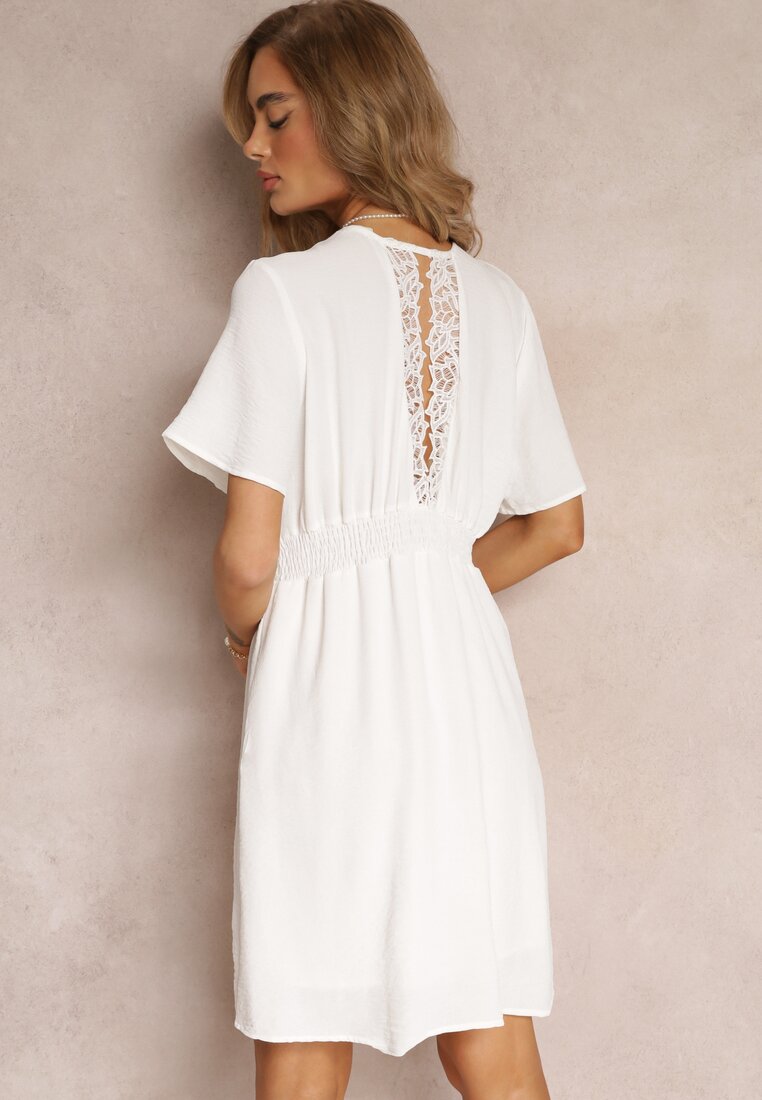 Biała Sukienka Mini z Gumkami w Pasie i Koronkowym Dekoltem Azriele