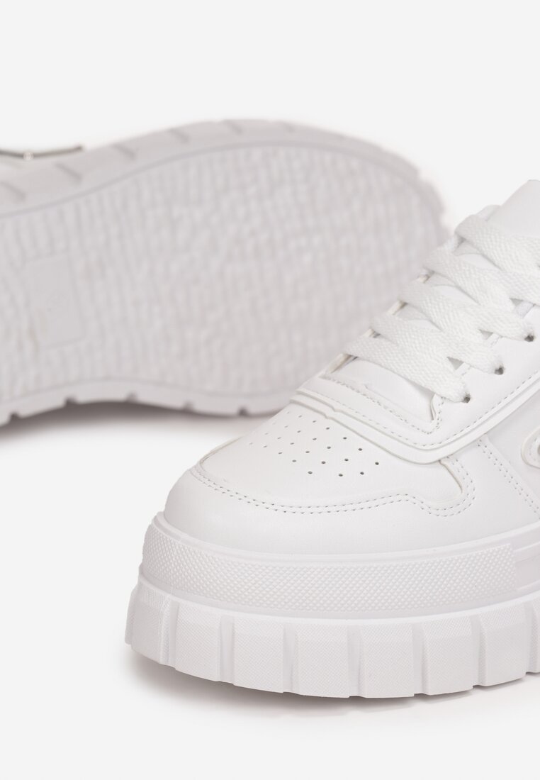 Białe Sneakersy przed Kostkę z Perforacją i Przeszyciami Kodima