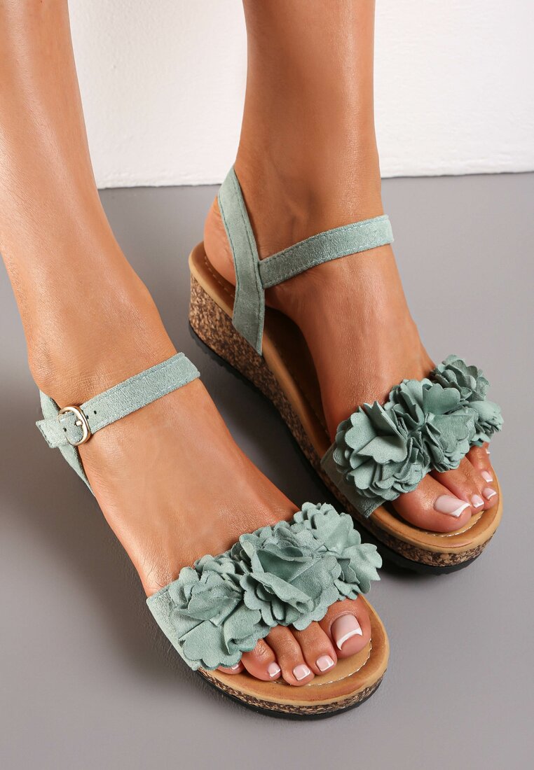 Zielone Sandały z Aplikacją Kwiatu na Korkowej Koturnie Arize