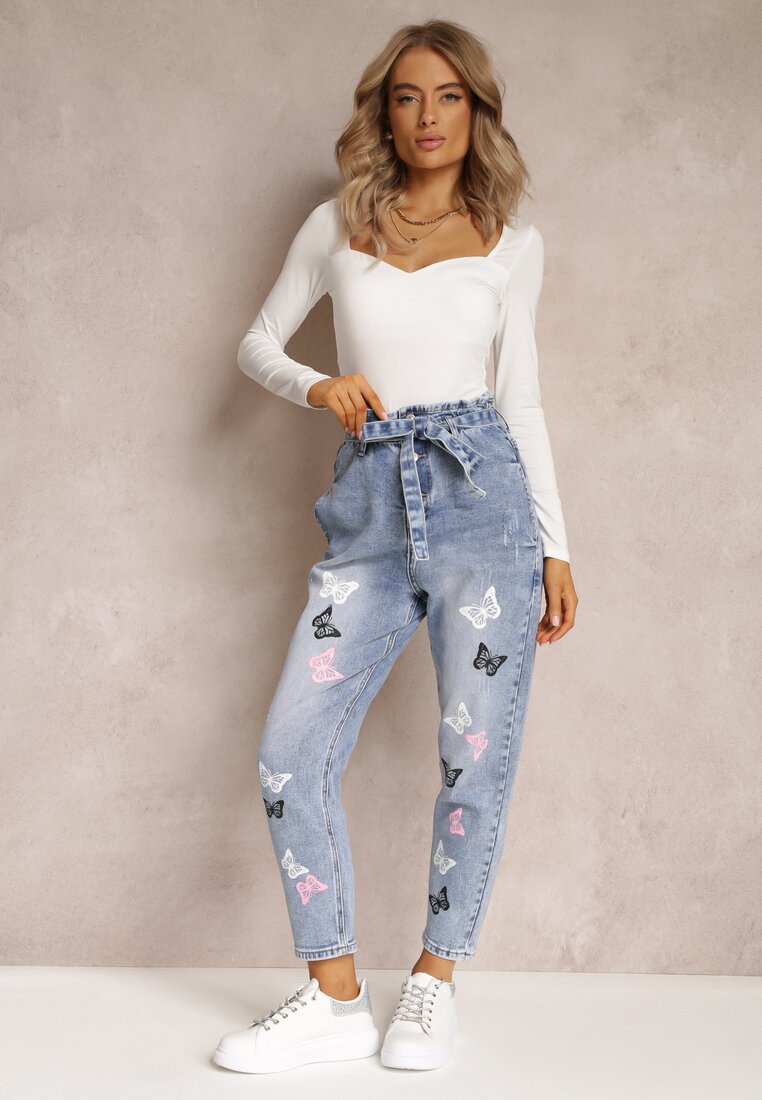 Jasnoniebieskie Jeansy Mom Fit z Wysokim Stanem i Materiałowym Paskiem Zdobione Motylami Cathomeda