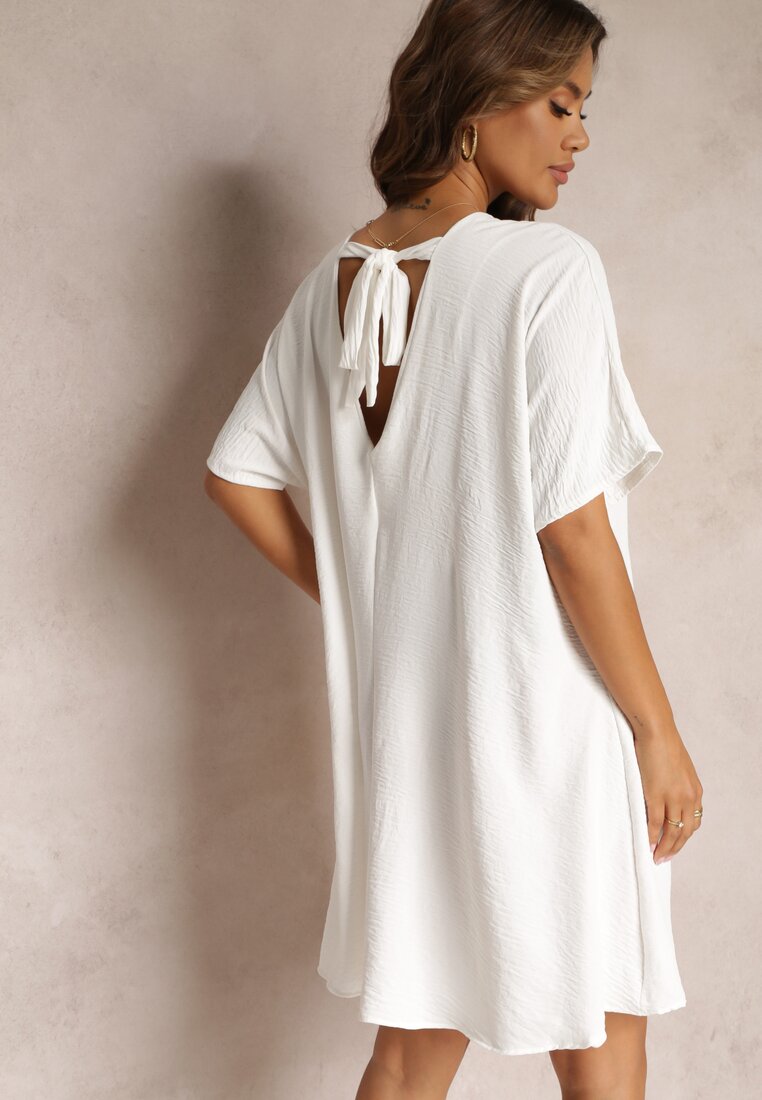 Biała Sukienka o Kroju Nietoperza z Ozdobnym Wiązaniem na Plecach Cylean