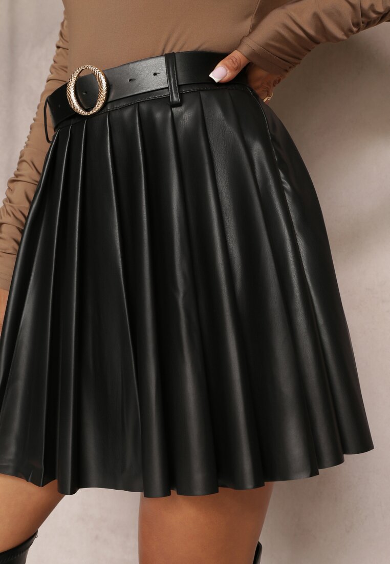 Czarna Mini Spódnica w Plisy z Paskiem Zapinanym na Klamrę Samanthile