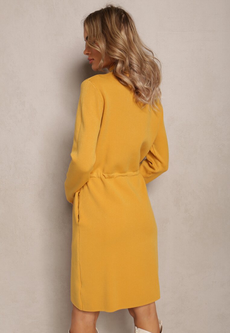 Żółta Sweterkowa Sukienka Pudełkowa ze Ściągaczem Helmineka