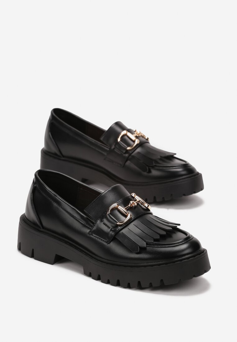 Czarne Wsuwane Mokasyny na Płaskiej Grubej Podeszwie z Frędzlami i Metalową Wstawką Lujana