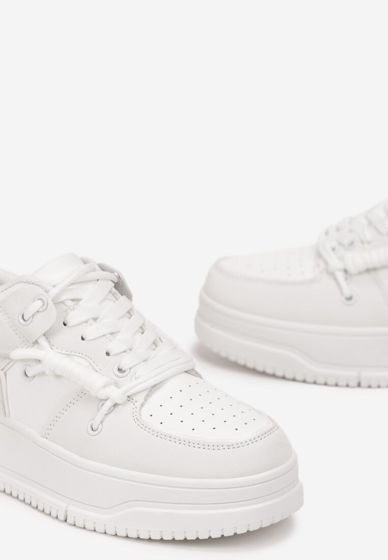 Białe Sneakersy z Perforacją i Podwójnym Sznurowaniem Misoval