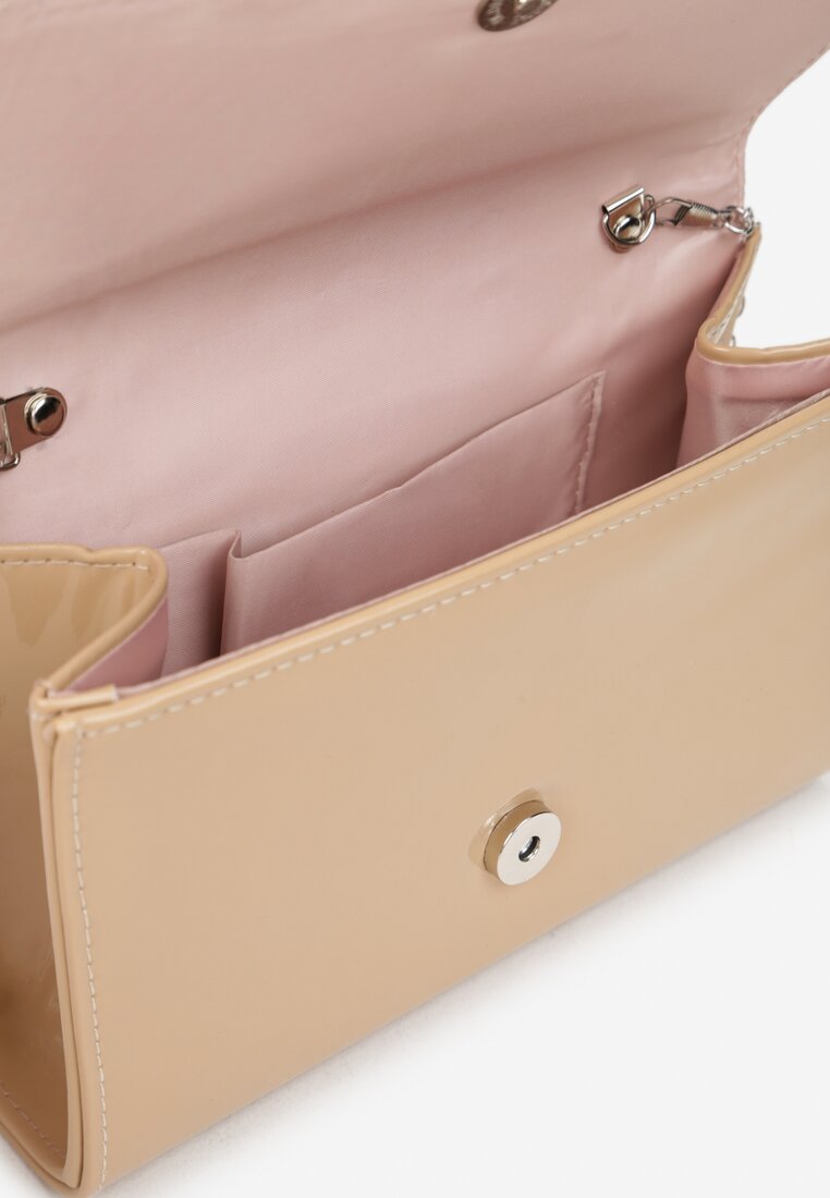 Beżowa Lakierowana Torebka o Fasonie Kopertówki z Łańcuszkiem Kevista