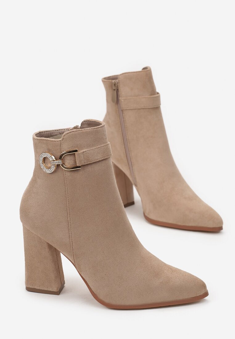 Botine bej închis din imitație de piele întoarsă cu accesoriu metalic pe carâmb Bellasima