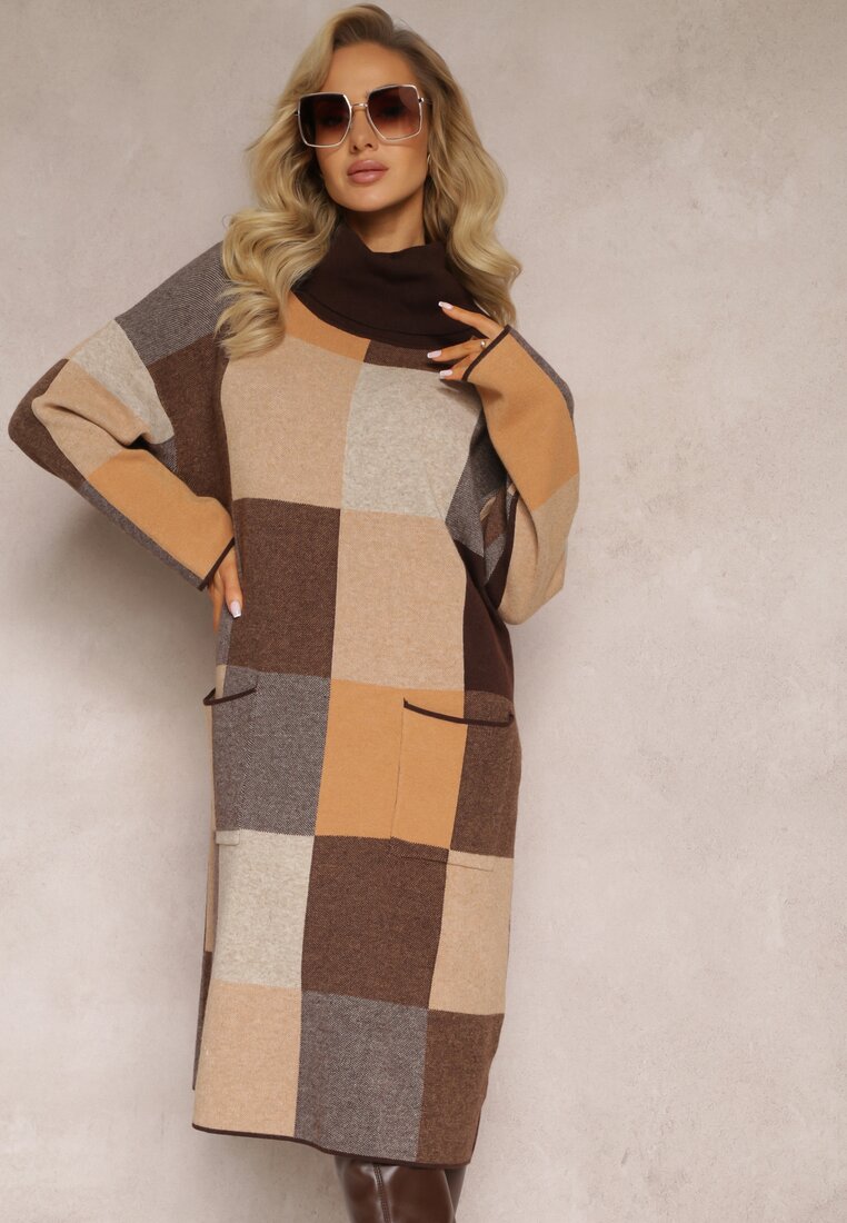 Brązowa Pudełkowa Sukienka z Dzianiny w Kratę z Szerokim Golfem Marinela