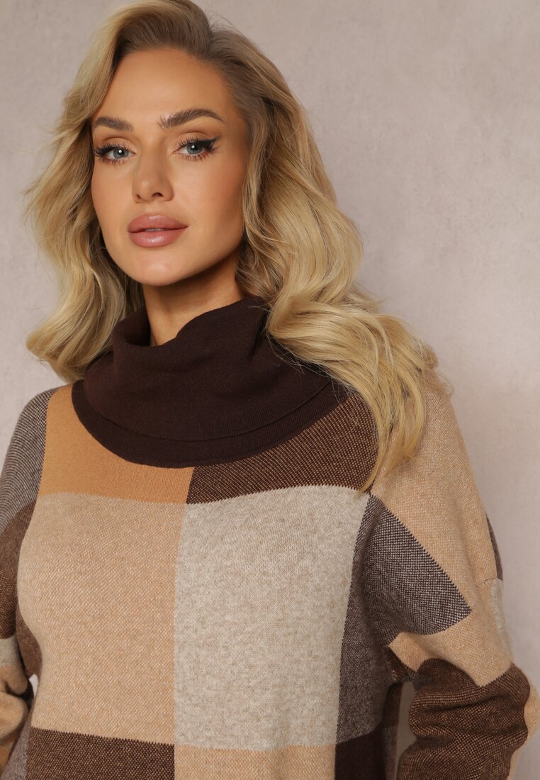 Brązowa Pudełkowa Sukienka z Dzianiny w Kratę z Szerokim Golfem Marinela