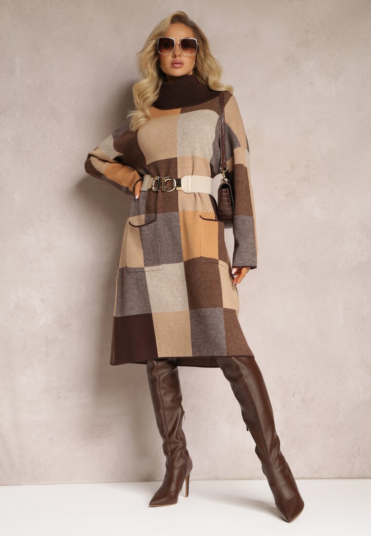 Brązowa Pudełkowa Sukienka z Dzianiny w Kratę z Szerokim Golfem Marinela