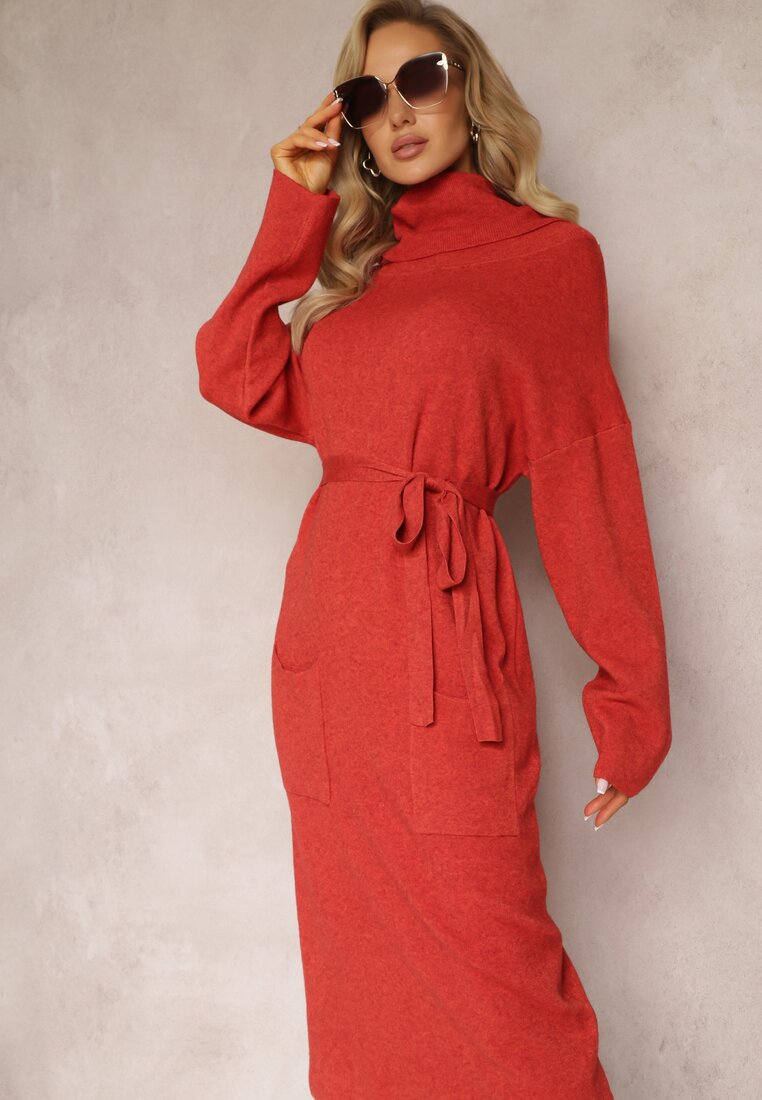 Czerwona Sweterkowa Sukienka z Materiałowym Paskiem i Wywijanym Golfem Raileanu