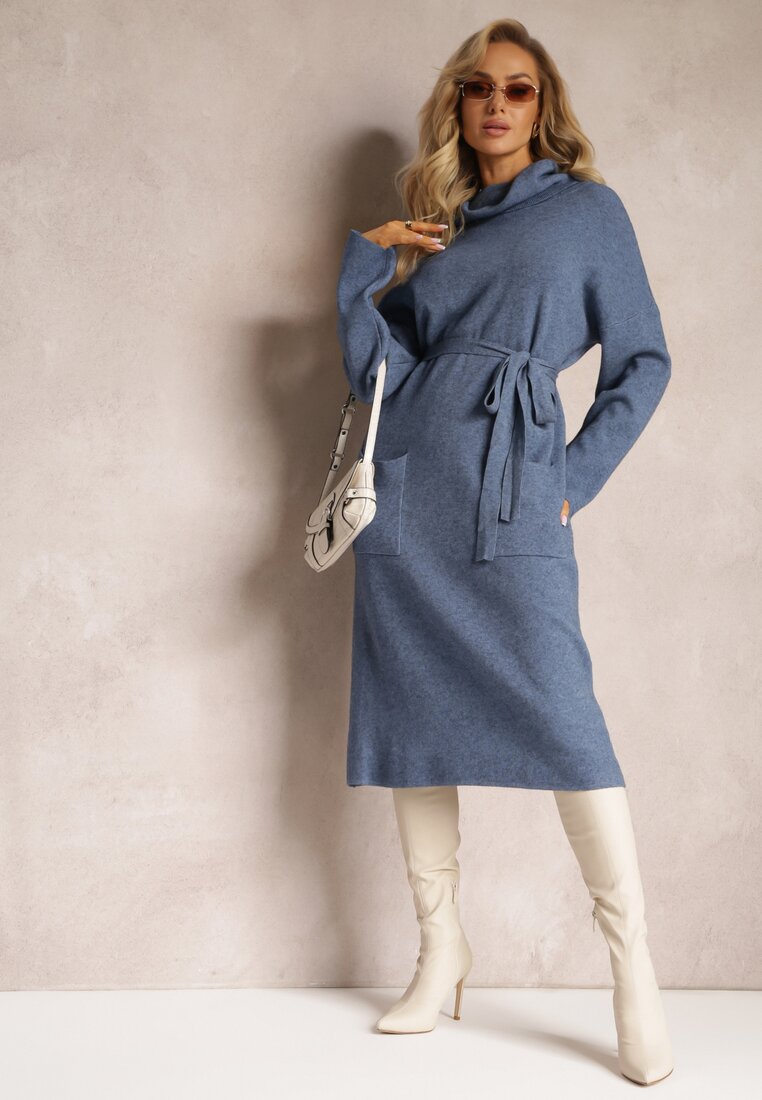 Niebieska Sweterkowa Sukienka z Materiałowym Paskiem i Wywijanym Golfem Raileanu