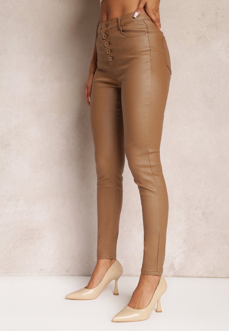 Jasnobrązowe Modelujące Spodnie z Ekoskóry o Fasonie Skinny Caetana