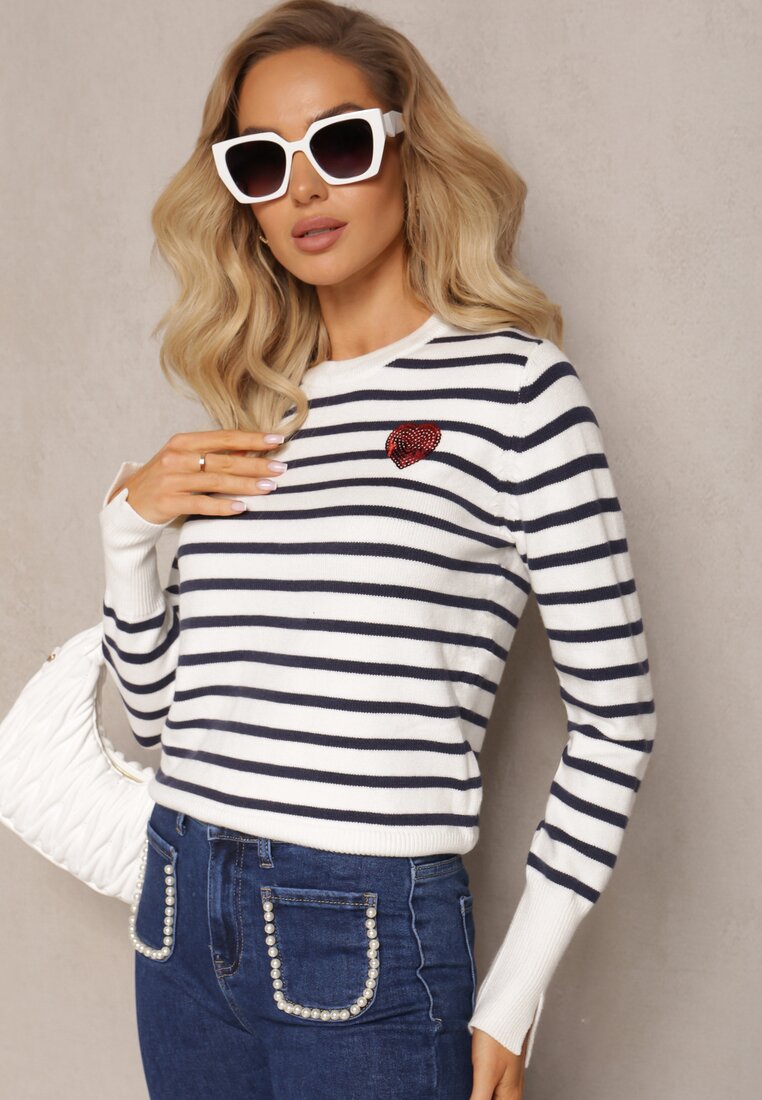 Biały Klasyczny Sweter Ozdobiony Serduszkiem z Cekinów w Paski Fivta