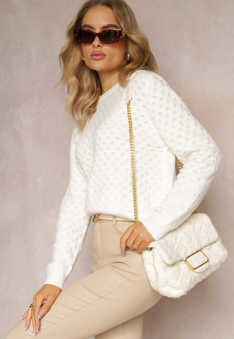 Biały Sweter Ozdobiony Perełkami i Drobnym Tłoczeniem Lelloa