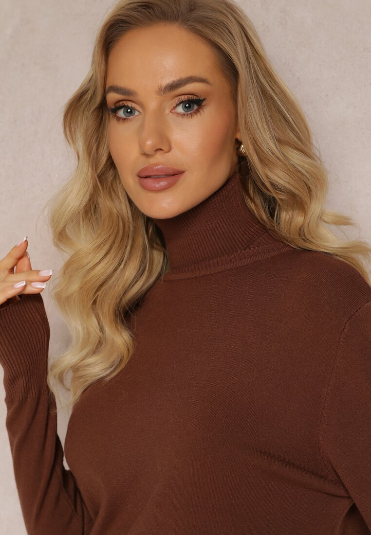 Brązowy Gładki Golf z Ozdobnymi Guzikami na Rękawach Hilama