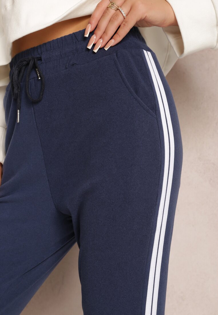 Pantaloni de trening bleumarin cu benzi laterale decorative Heminita cu elastic în talie