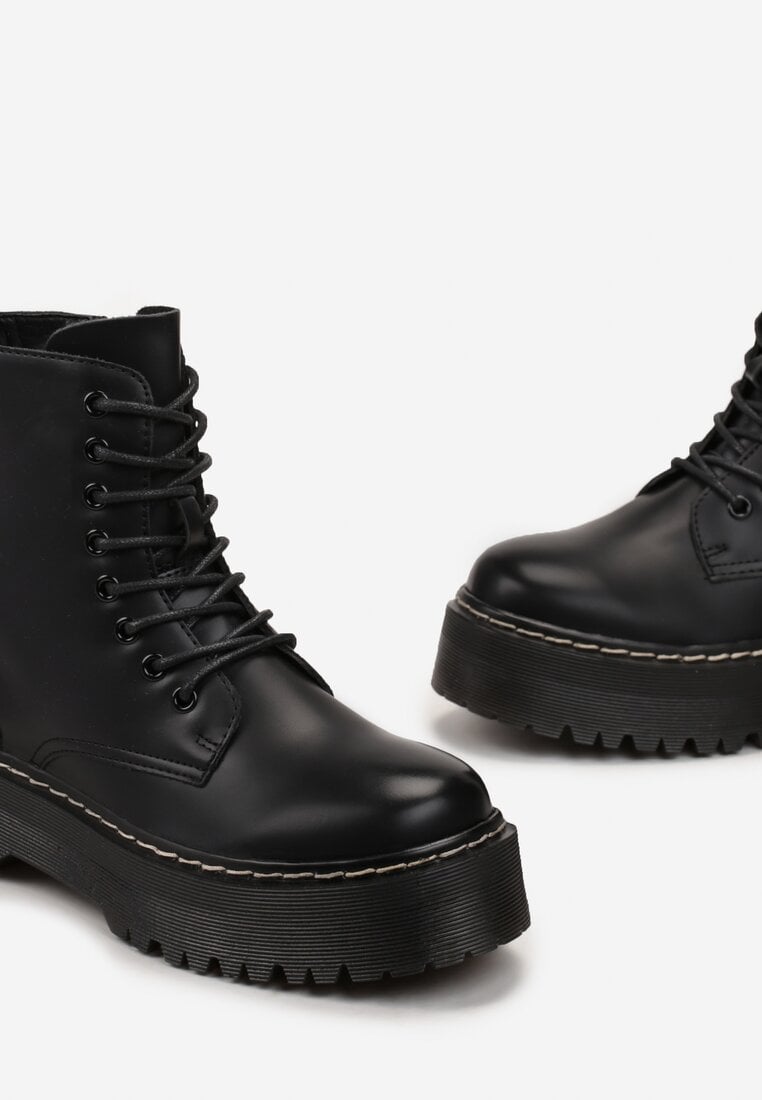 Botine negre pe platformă în stilul muncitorilor Marixana