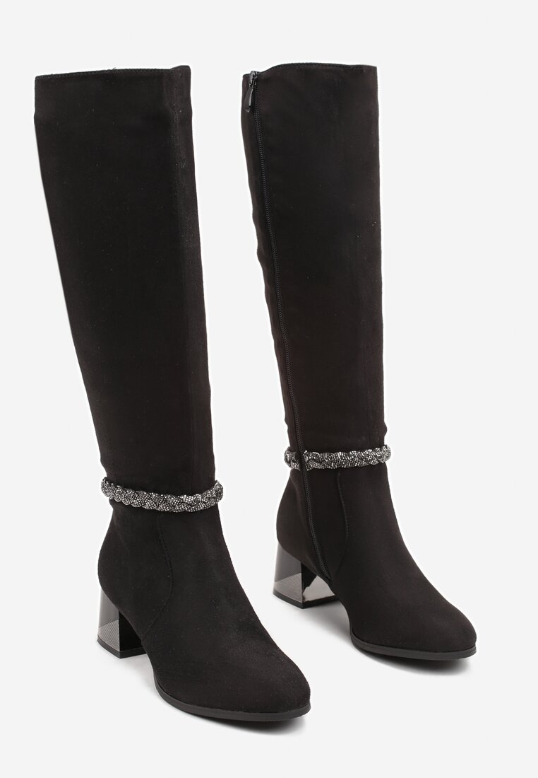 Czarne Kozaki z Imitacji Zamszu z Paskiem z Cyrkonii i Metalicznym Słupkiem Grettamia