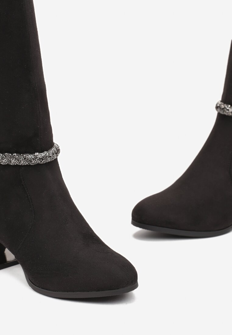 Czarne Kozaki z Imitacji Zamszu z Paskiem z Cyrkonii i Metalicznym Słupkiem Grettamia