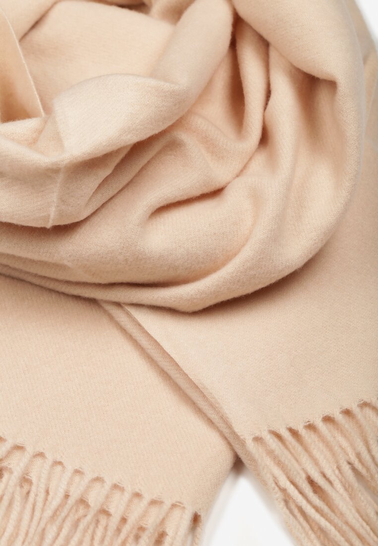 Jasnobeżowy Szalik Wykończony Frędzlami z Tkaniny Valleria