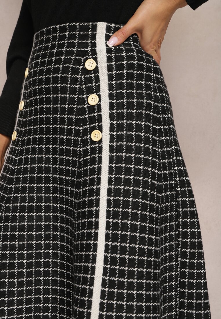 Czarna Wiskozowa Spódnica Maxi o Rozkloszowanym Kroju w Kratkę z Biżuteryjnymi Guzikami Biodema