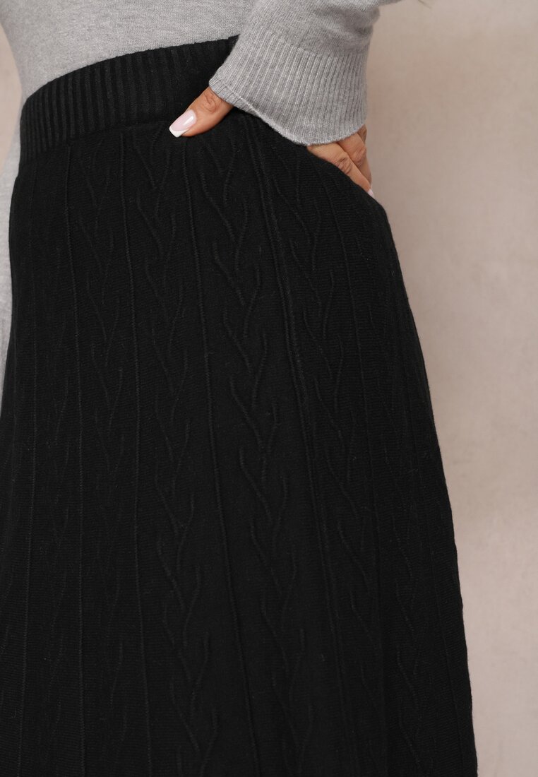 Czarna Rozkloszowana Spódnica Midi ze Sweterkowego Tłoczonego Materiału i Gumką w Pasie Tuilera