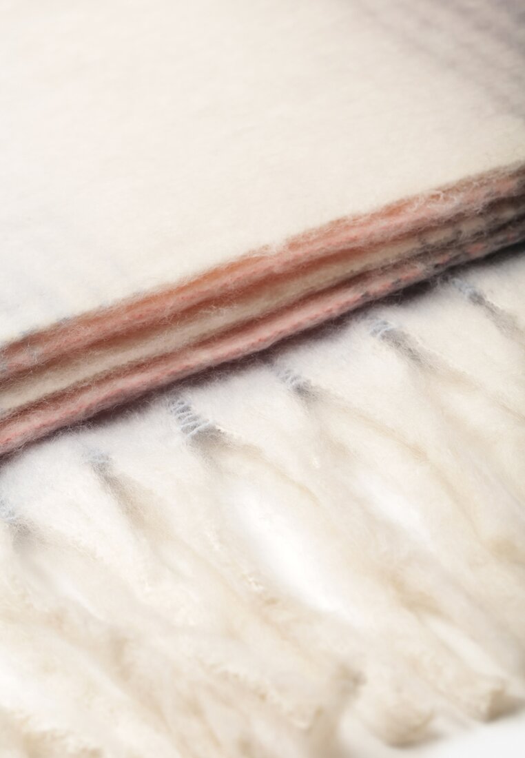 Jasnoróżowy Szalik w Szerokie Paski Wykończony Frędzlami Selamira