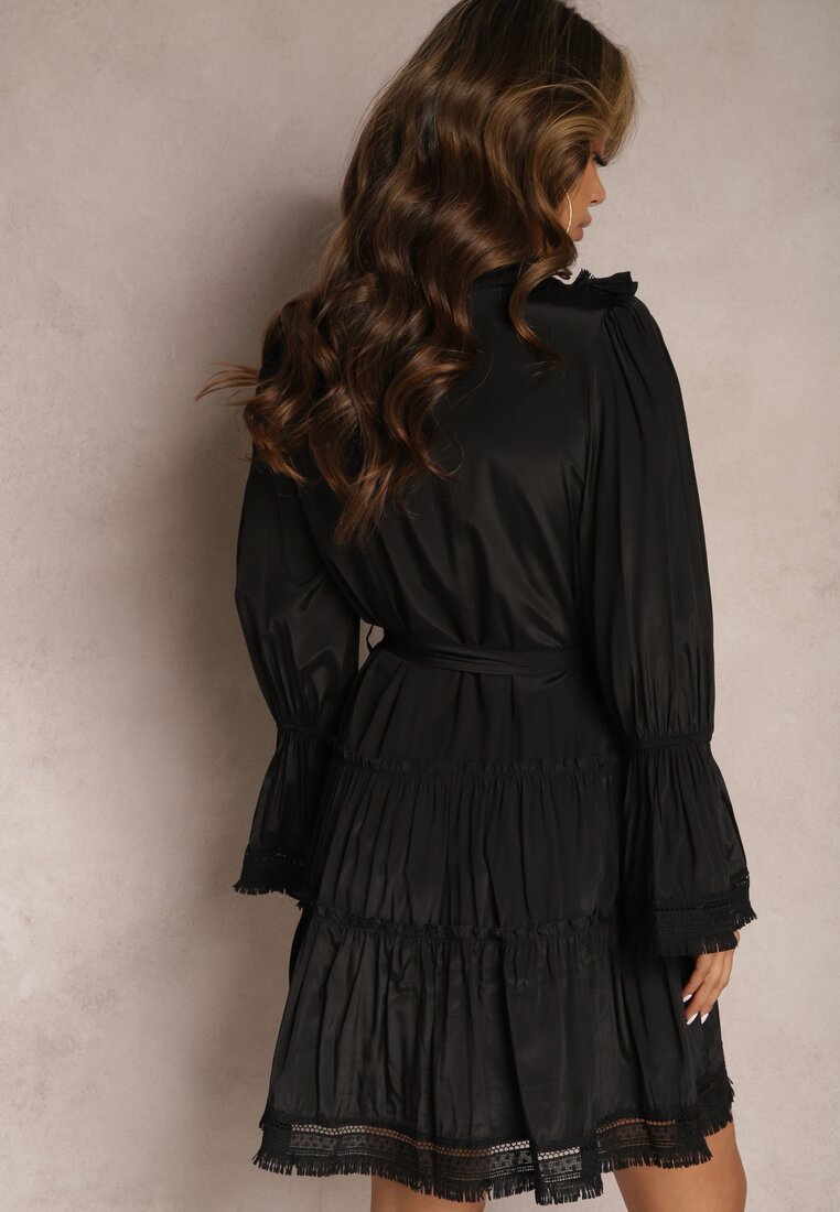 Czarna Mini Sukienka o Rozkloszowanym Kroju z Falbankami i Materiałowym Paskiem w Talii Fiorfa